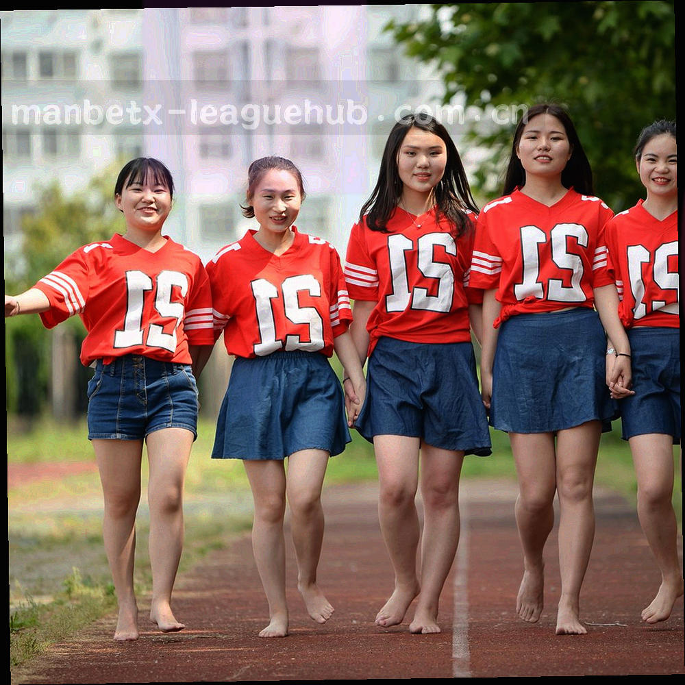 球场边线与草皮纹理的局部特写，冷色调几何构图